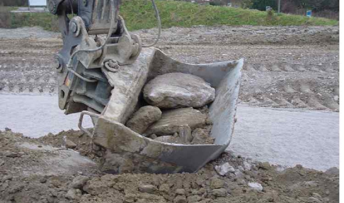 Im Anschluss einfaches Aufnehmen und Entfernen von grossen Steinen mittels Hydraulikbagger.