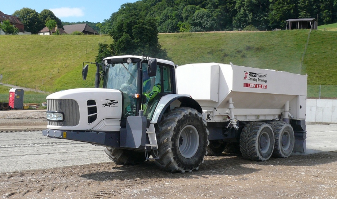 Selbstfahrender Bindemittelstreuer der neuesten Generation.
